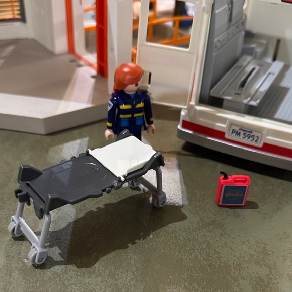 Playmobil Hospital, Ambulance, Playground, Pool Outdoors, and tons extras - Picture 14 of 15